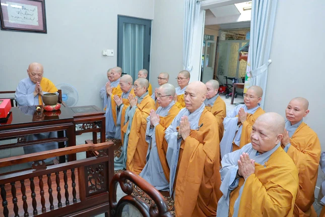 Chư Ni đảnh lễ Ni trưởng Thích nữ Tịnh Nguyện tại chùa Phước Hải