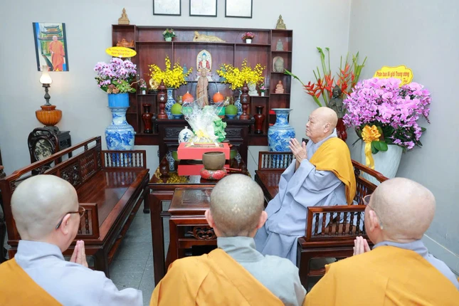 Đảnh lễ Ni trưởng Thích nữ Tịnh Nguyện