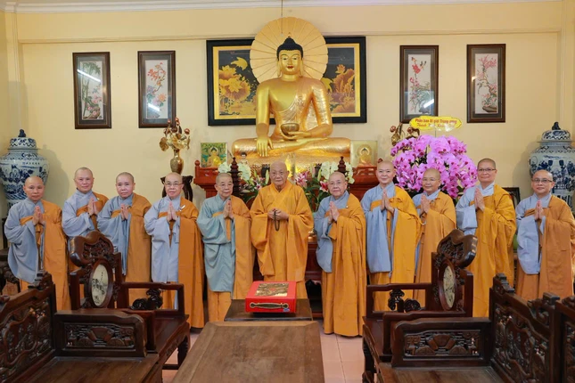 Chụp ảnh lưu niệm với Trưởng lão Hòa thượng Thích Minh Thông, tại chùa Huệ Nghiêm