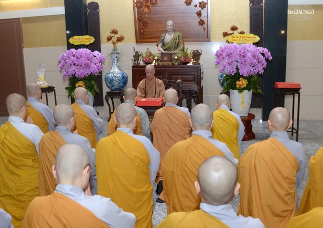 Đức Pháp chủ ban huấn thị Đức Pháp chủ ban huấn thị
