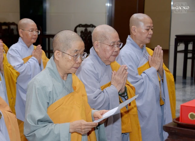 Ni trưởng Thích nữ Nhật Khương tác bạch khánh tuế Đức Pháp chủ GHPGVN Ni trưởng Thích nữ Nhật Khương tác bạch khánh tuế Đức Pháp chủ GHPGVN
