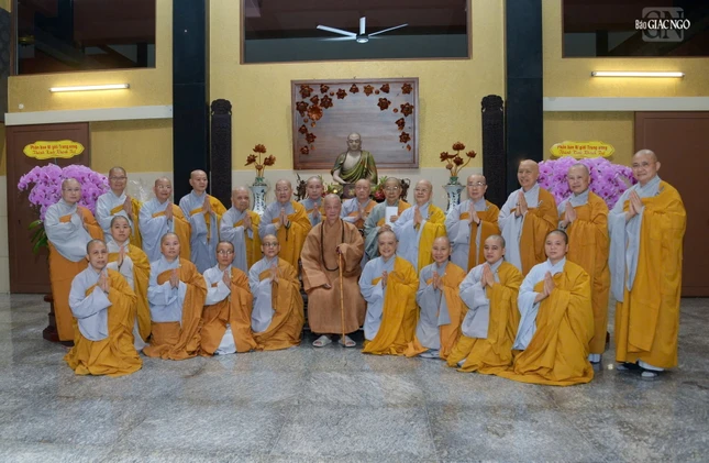 Chư Ni chụp ảnh lưu niệm cùng Đức Pháp chủ Chư Ni chụp ảnh lưu niệm cùng Đức Pháp chủ