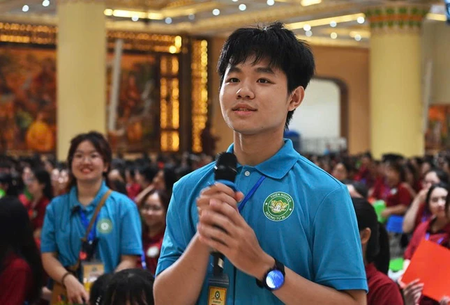 Đại diện khóa sinh chùa Khai Nguyên đặt câu hỏi