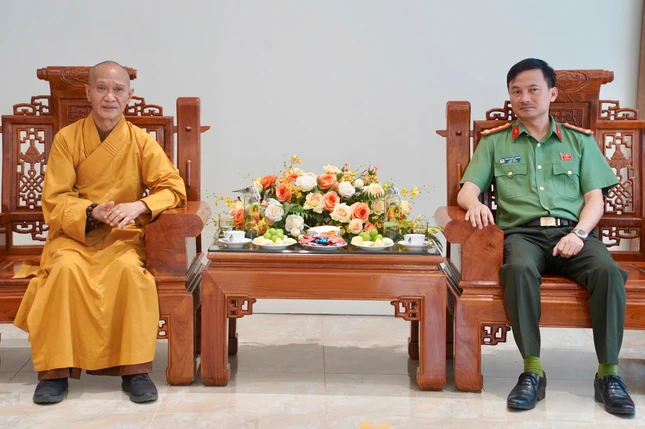 Hòa thượng Thích Thanh Điện chúc mừng đến tân Giám đốc Công an tỉnh