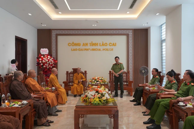 Đại tá Trịnh Khắc Cường, tân Giám đốc Công an tỉnh cảm ơn Hòa thượng Thích Thanh Điện cùng Ban Trị sự GHPGVN tỉnh
