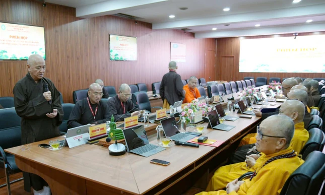 Hòa thượng Thích Huệ Thông chủ trì buổi họp