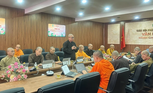 Đại diện Ban Thư ký Ban Tổ chức Đại hội phát biểu tại buổi họp