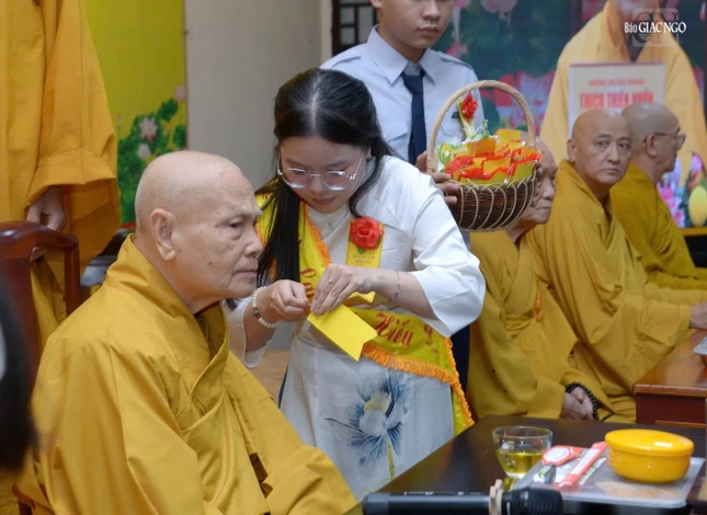 Phật tử cài hoa hồng Vu lan đến Trưởng lão Hòa thượng Phó Pháp chủ