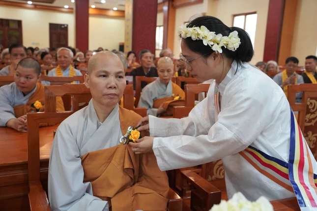 Phật tử thực hiện nghi thức cài bông hồng Vu lan Phật tử thực hiện nghi thức cài bông hồng Vu lan