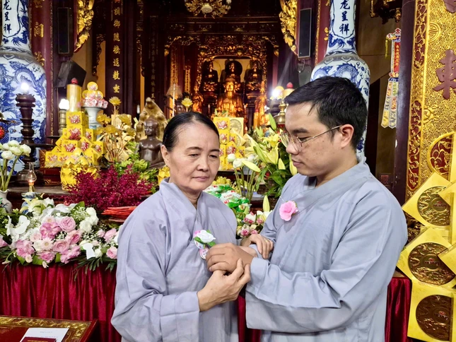 Nghi thức cài hoa hồng Vu lan