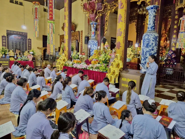 Đại chúng trì tụng kinh Vu lan - Báo hiếu