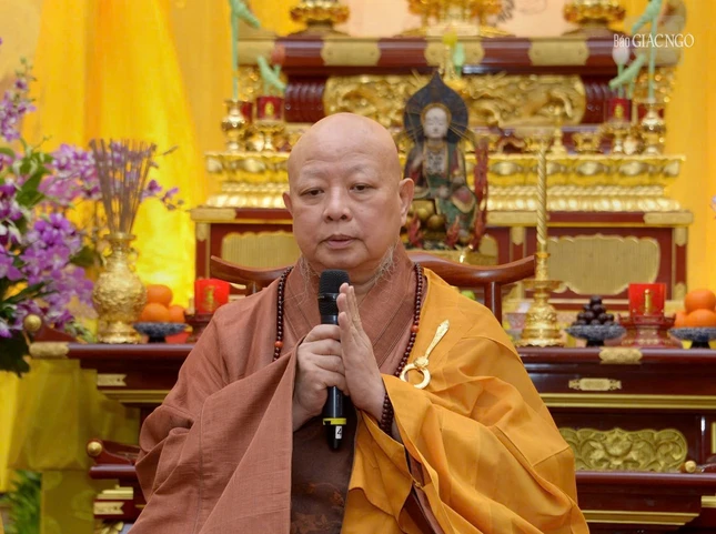 Hòa thượng Thích Lệ Trang khai thị đến toàn thể hội chúng đạo tràng