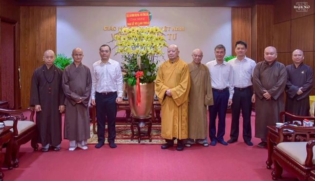 Phái đoàn chụp ảnh lưu niệm với chư tôn đức Ban Trị sự TP.HCM Phái đoàn chụp ảnh lưu niệm với chư tôn đức Ban Trị sự TP.HCM