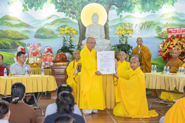 Đại đức Thích Nhật Tinh nhận quyết định thành lập Điểm nhóm sinh hoạt tôn giáo tập trung