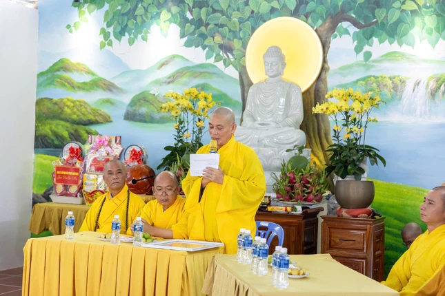 Thượng tọa Thích Nguyên Trí công bố quyết định của Ban Trị sự GHPGVN tỉnh Lâm Đồng