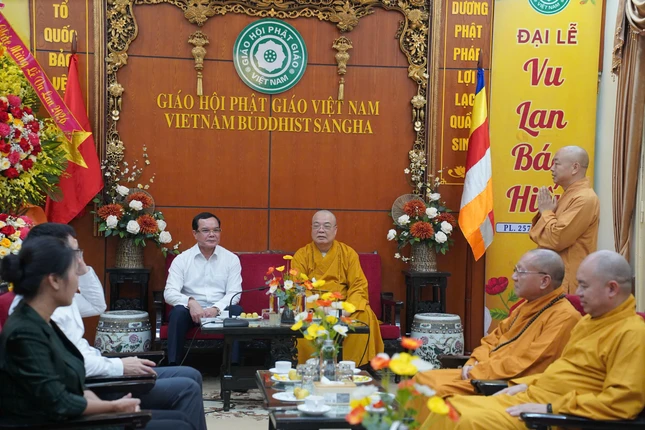 Trưởng lão Hòa thượng Thích Thanh Nhiễu tiếp Bộ trưởng Bộ Dân tộc và Tôn giáo Trưởng lão Hòa thượng Thích Thanh Nhiễu tiếp Bộ trưởng Bộ Dân tộc và Tôn giáo