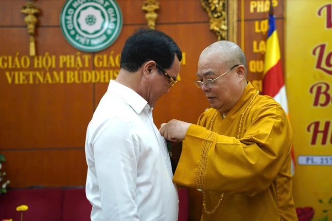 Trưởng lão Hòa thượng Thích Thanh Nhiễu cài hoa hồng Vu lan đến Bộ trưởng Bộ Dân tộc và Tôn giáo nhân chuyến thăm Trưởng lão Hòa thượng Thích Thanh Nhiễu cài hoa hồng Vu lan đến Bộ trưởng Bộ Dân tộc và Tôn giáo nhân chuyến thăm