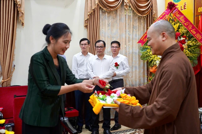 Bà Trần Thị Minh Nga cài hoa hồng Vu lan Bà Trần Thị Minh Nga cài hoa hồng Vu lan