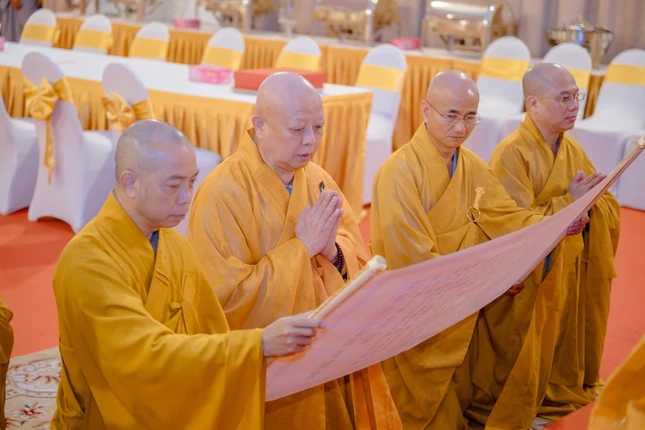 Hòa thượng Trưởng ban Kiến đàn Đại giới đàn Thanh Kiểm cùng chư tôn đức Ban Trị sự cung thỉnh Trưởng lão Hòa thượng Đường đầu