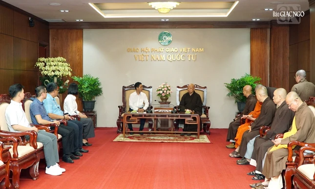 Chư tôn đức Ban Trị sự TP.HCM tiếp đoàn