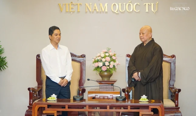 Đại tá Thái Thanh Xuân chúc mừng Đại lễ Vu lan đến Hòa thượng Thích Lệ Trang