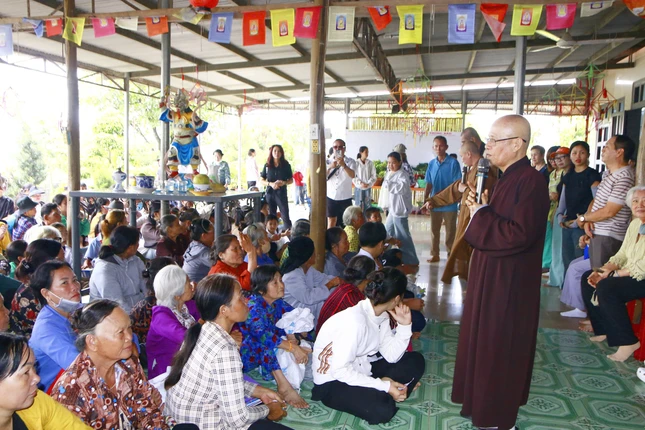 Hòa thượng Thích Chơn Nguyên phát biểu động viên bà con khó khăn vươn lên trong cuộc sống