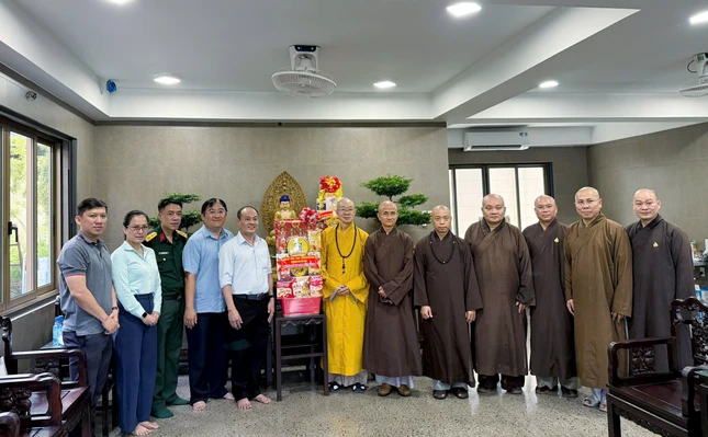 Ông Trương Hữu Nghĩa cùng thành viên đoàn lưu niệm cùng chư tôn đức tại chùa Phổ Quang Ông Trương Hữu Nghĩa cùng thành viên đoàn lưu niệm cùng chư tôn đức tại chùa Phổ Quang