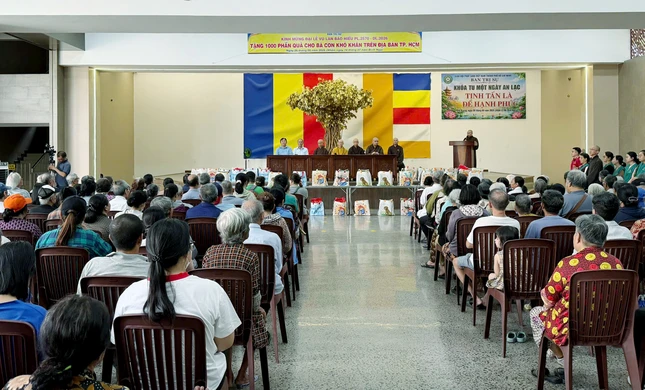 Quang cảnh trao 500 phần quà tại chùa Phổ Quang - Ảnh: CTV