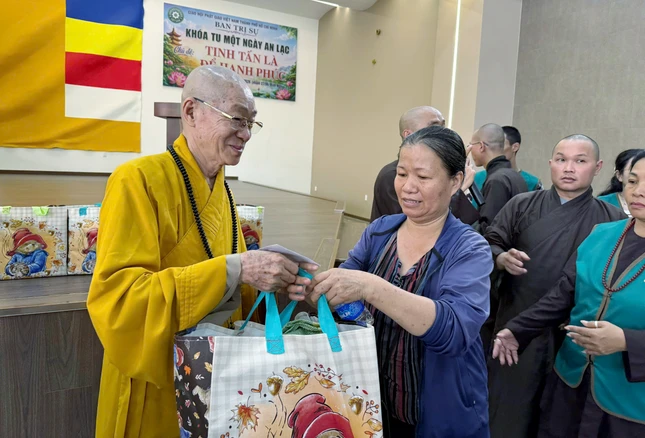 Hòa thượng Thích Hiển Đức, phụ trách Ban Kinh tế Tài chính - Từ thiện xã hội Phật giáo TP.HCM trao quà đến hộ nghèo
