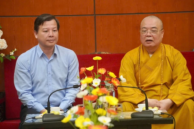 Trưởng lão Hòa thượng Thích Thanh Nhiễu và Đại tá Nguyễn Hữu Thiên