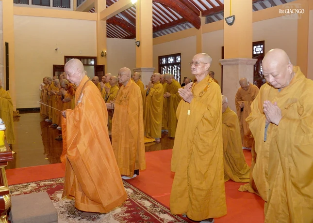 Đức Pháp chủ GHPGVN thắp hương tưởng niệm Trưởng lão Hòa thượng Thích Tâm Châu