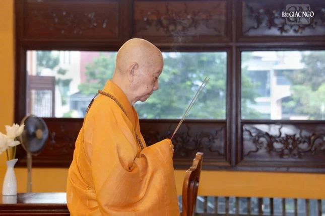 Đức Đệ tứ Pháp chủ GHPGVN niêm hương bạch Phật