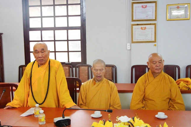 Hòa thượng Thích Thanh Tân cảm ơn sự quan tâm, tình cảm và lời chúc mừng của Bộ Chỉ huy Quân sự tỉnh