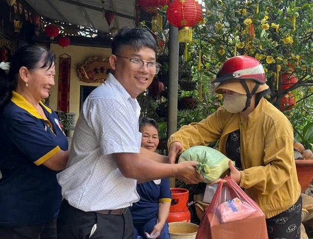 Đại diện chùa Minh Giác trao quà
