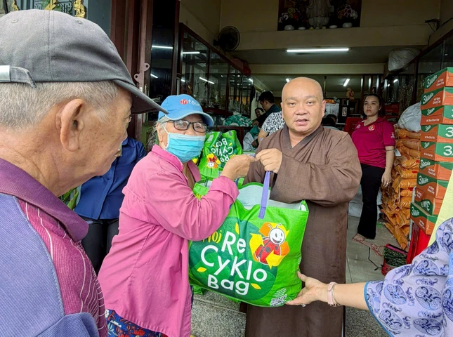 Thượng tọa Thích Trung Nguyện trao quà đến bà con địa phương
