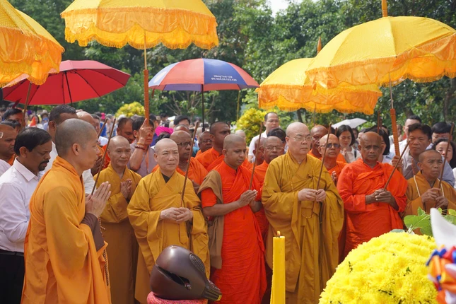 Chư tôn đức cùng các đại biểu cử hành lễ dâng hương cầu nguyện hòa bình cho thế giới Chư tôn đức cùng các đại biểu cử hành lễ dâng hương cầu nguyện hòa bình cho thế giới