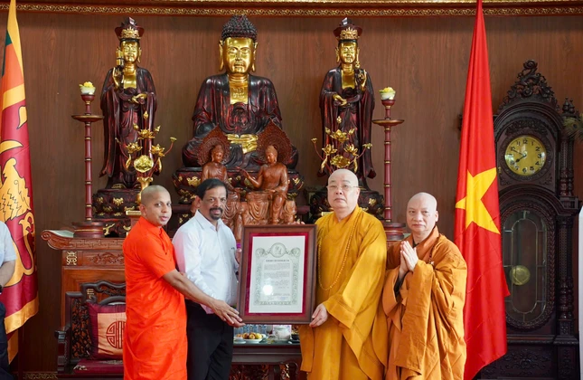 Ông Hon.Gamagedara Disanayaka trao chứng nhận nguồn gốc Thánh tích Cội Bồ đề (Certificate of Authenticity) Ông Hon.Gamagedara Disanayaka trao chứng nhận nguồn gốc Thánh tích Cội Bồ đề (Certificate of Authenticity)
