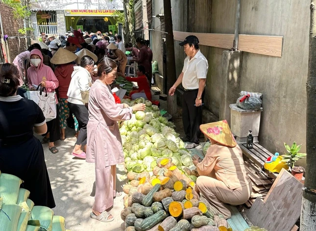 Phiên chợ 0 đồng thu hút đại diện 300 gia đình đến mua hàng