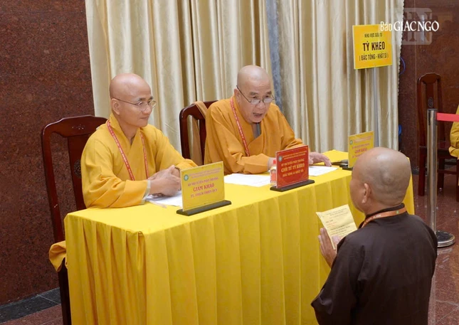 Ban Giám khảo đang đặt câu hỏi đến giới tử