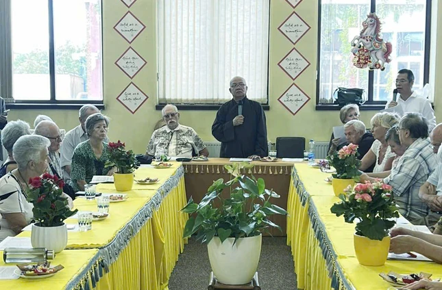 Hòa thượng Thích Thiện Bảo chia sẻ nhiều thông tin về Phật giáo Việt Nam đến phái đoàn Hòa thượng Thích Thiện Bảo chia sẻ nhiều thông tin về Phật giáo Việt Nam đến phái đoàn