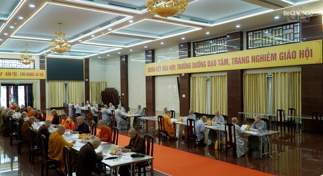 Ban Giám khảo chấm bài thi tại hội trường Việt Nam Quốc Tự