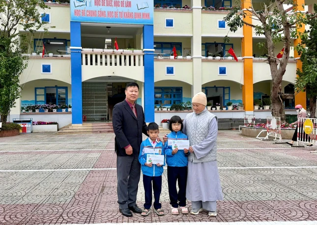 Ni sư Thích nữ Hạnh Nhẫn trao quà cho học sinh Ni sư Thích nữ Hạnh Nhẫn trao quà cho học sinh