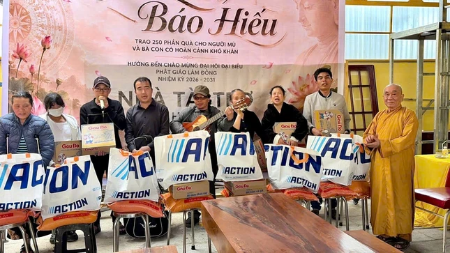 Hòa thượng Thích Thanh Tân trao quà đến hộ nghèo Hòa thượng Thích Thanh Tân trao quà đến hộ nghèo