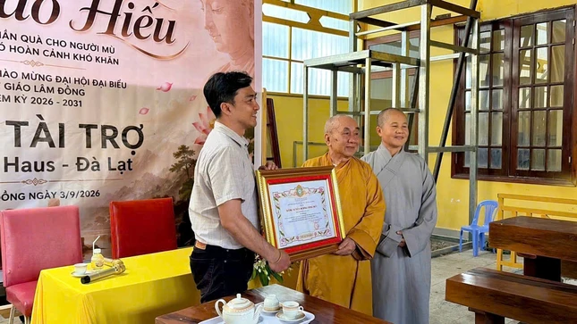 Ban Trị sự cũng trao Bằng tuyên dương công đức đến đại diện đơn vị đồng hành Ban Trị sự cũng trao Bằng tuyên dương công đức đến đại diện đơn vị đồng hành