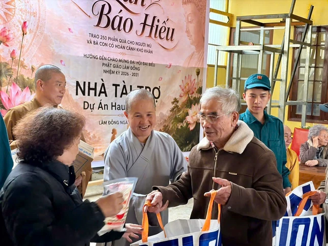 Quà được chia sẻ đến những gia đình khó khăn tại các phường trên địa bàn tỉnh Quà được chia sẻ đến những gia đình khó khăn tại các phường trên địa bàn tỉnh