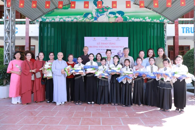 Đoàn trao quà cho học sinh vùng cao tỉnh Điện Biên