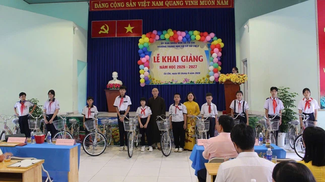 Ban Tổ chức trao xe đạp cho học sinh Ban Tổ chức trao xe đạp cho học sinh