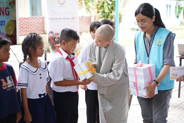 Sư cô Thích nữ Tường Chơn trao quà cho học sinh