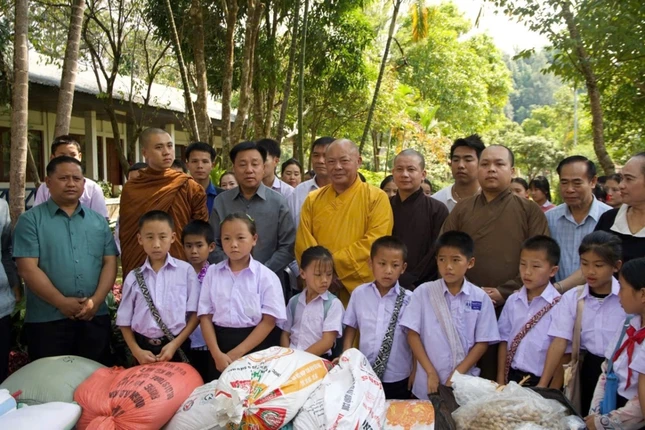 Trao quà cho các em học sinh Lào Trao quà cho các em học sinh Lào