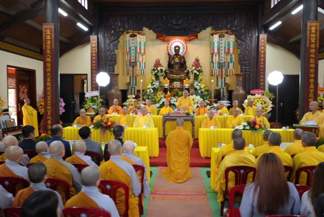 Hòa thượng Thích Minh Nhật chúc mừng đến Đại đức Thích Nguyên Thể Hòa thượng Thích Minh Nhật chúc mừng đến Đại đức Thích Nguyên Thể